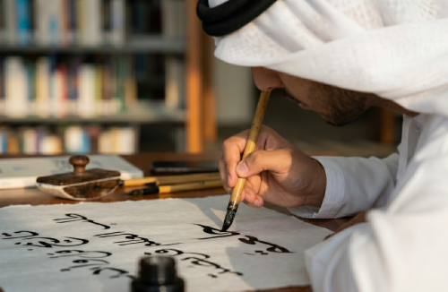 يُقصد به التعبير الإبداعي في فن كتابة الحروف بأسلوب جمالي يجمع بين التكوين البصري والمعنى اللغوي، من خلال ضبط أشكال الحروف وتحقيق التوازن والإيقاع البصري، بما يبرز القيم الفنية والتعبيرية للعمل بصورة متقنة.