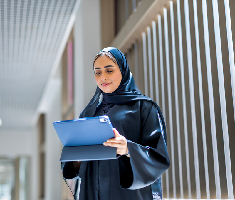 طالبة في الحرم الجامعي لجامعة الإمارات العربية المتحدة