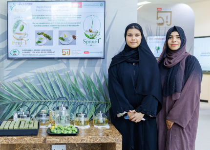 فريق بحثي من جامعة الإمارات العربية المتحدة يبتكر شايًا عشبيًا من براعم النخيل وثمار البلح الخضراء