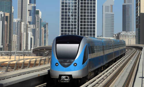 قطار مترو أزرق حديث يسير