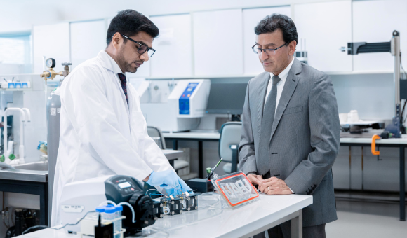 جامعة الإمارات تحصل على براءة اختراع أمريكية في تطوير بطارية مبتكرة لتحويل ثاني أكسيد الكربون إلى طاقة نظيفة